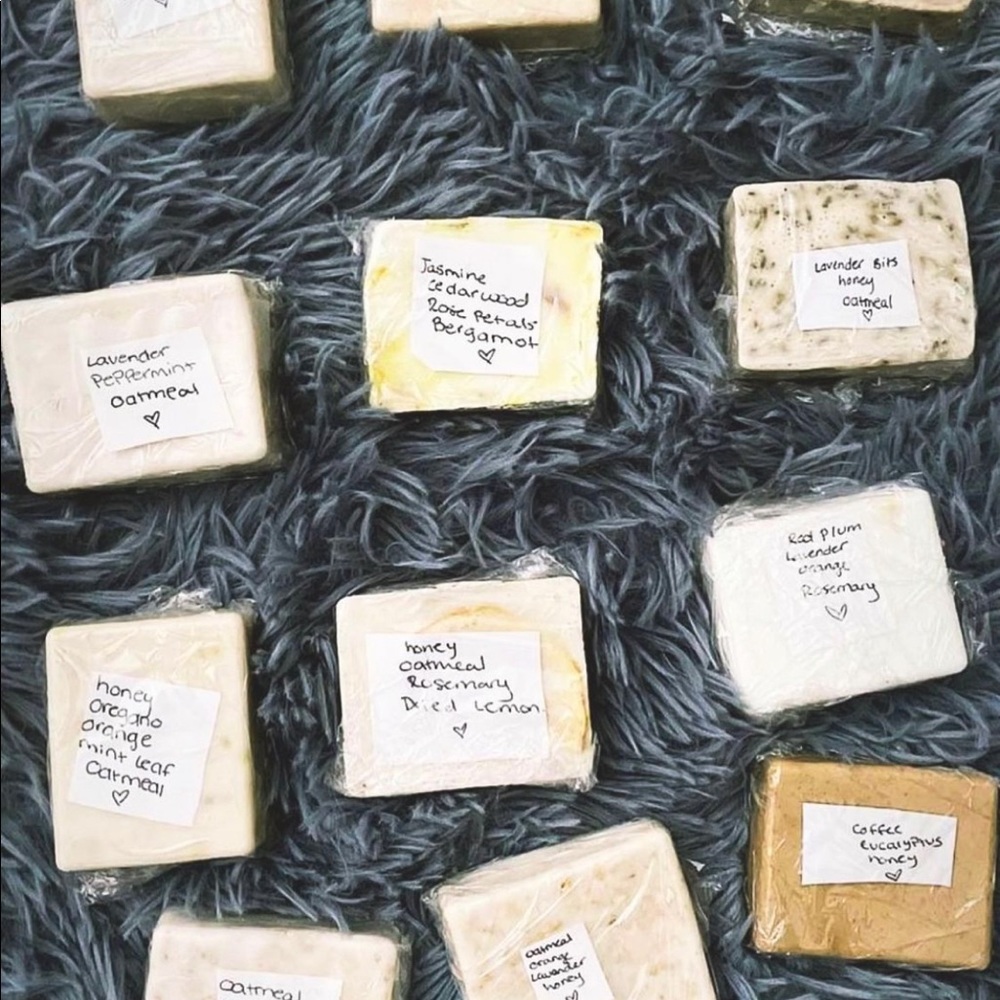 Handmade soap🧼
Made to order 👩🏽‍🔬
6 soaps for 30 +free shipping 💰👍🏽